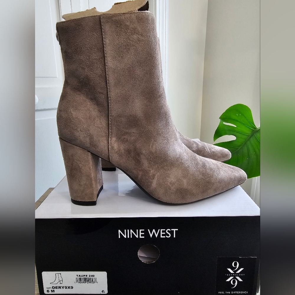 Nine West Dery 9x9 Taupe Suede Ankle Booties Size 6 1/2